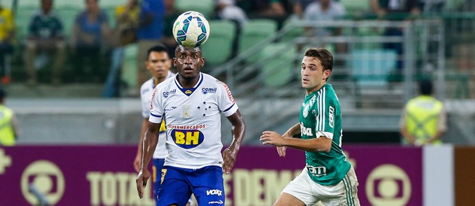 Isolada, gol perdido e árbitro no chão: vote no lance mais bizarro do mês