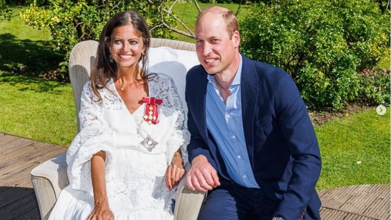 Deborah James recebeu o título de dama do príncipe William, que a visitou na casa dos pais (Foto: BBC News)