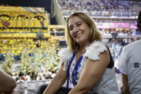Adriana Fernandes Jose é só sorrisos pra acompanhar as campeãs do Carnaval Rio 2022