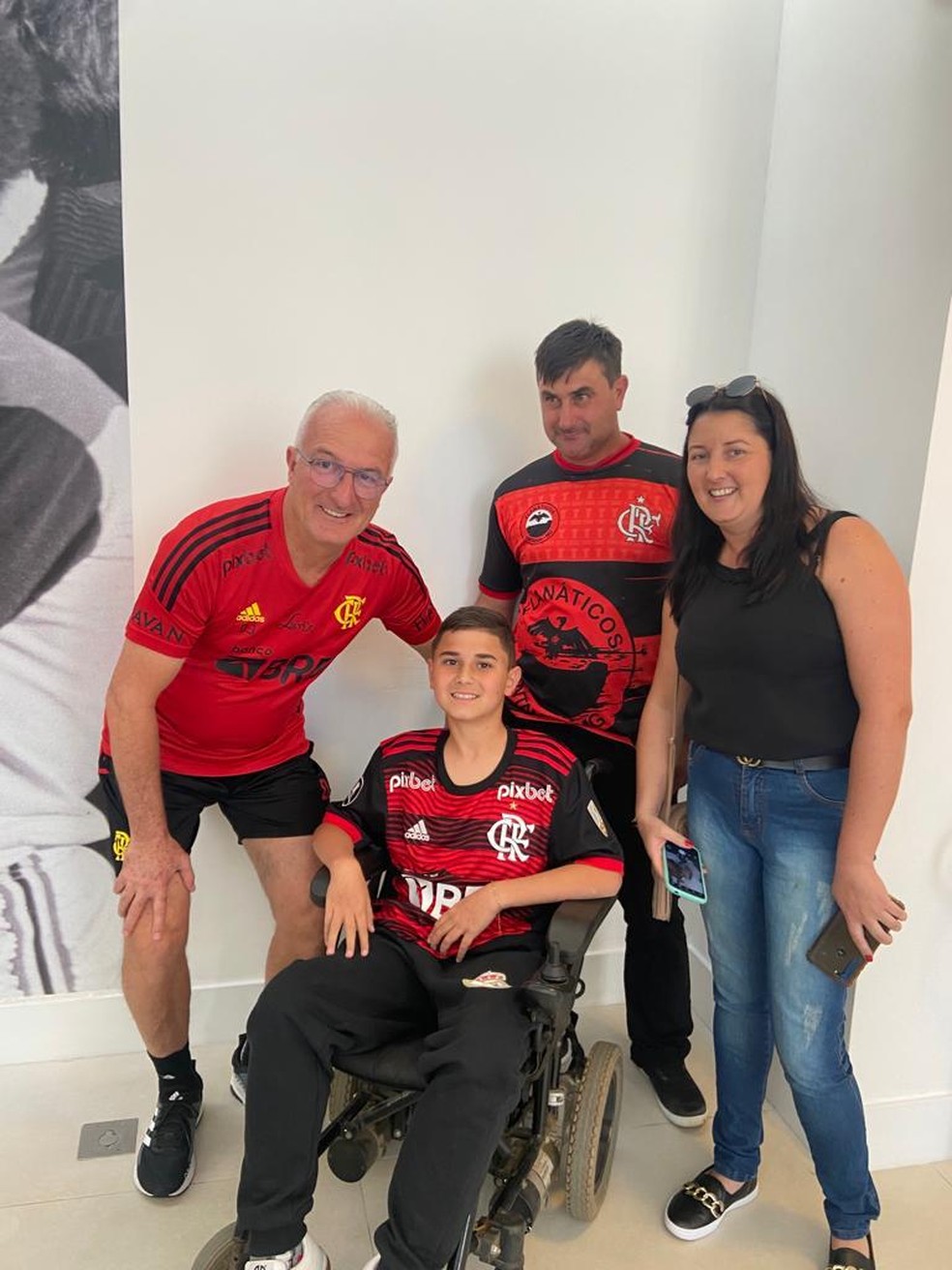 Luiz Miguel no Ninho com o t&eacute;cnico Dorival J&uacute;nior &mdash; Foto: Arquivo pessoal