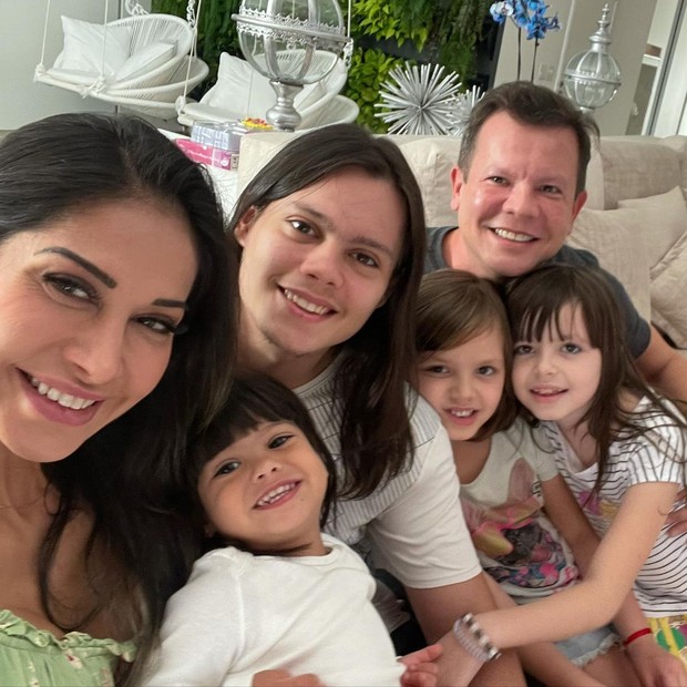 Mayra Cardi posa com ex-maridos e filhos (Foto: Reprodução/Instagram)
