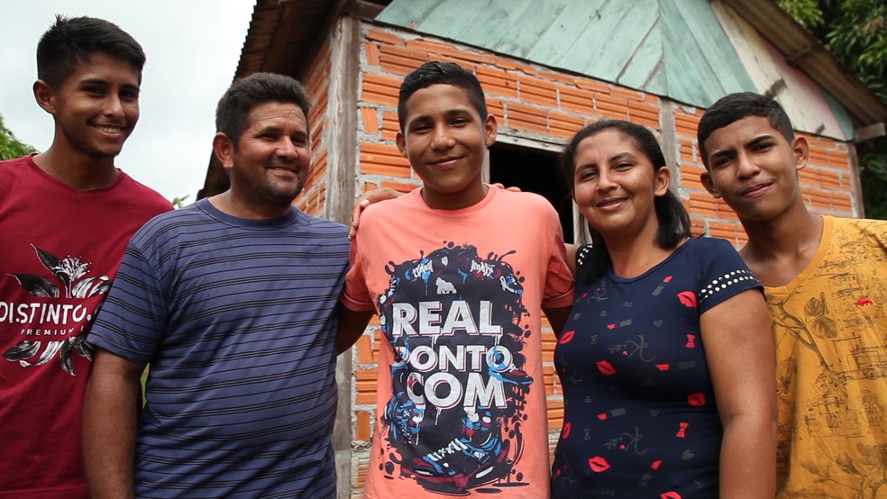 Artur (no meio) com os irmãos Alex e Alan e os pais, Alfredo e Lúcia — Foto: Arquivo Pessoal 