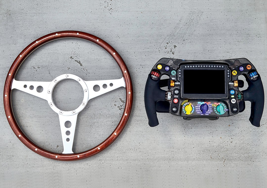 Emoção na ponta dos dedos: Os volantes do passado e do presente da Fórmula 1 (acima à esquerda) e o cockpit da Ferrari de 1989 que lançou o 'câmbio borboleta' (acima à direita) (Foto: divulgação)
