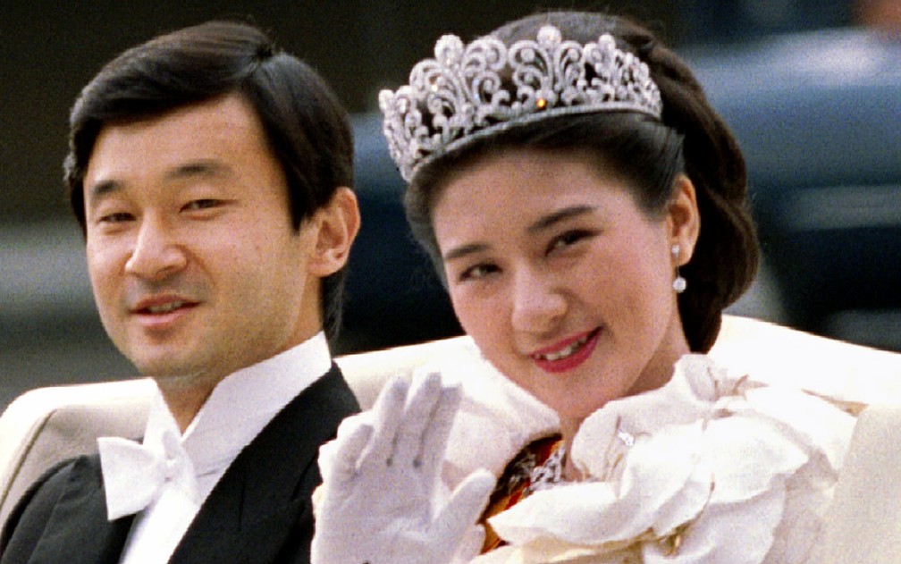 A princesa Masako acena durante desfile a caminho do Palácio Imperial após seu casamento com o príncipe herdeiro Naruhito, em 9 de junho de 1993 — Foto: Reuters/John Pryke