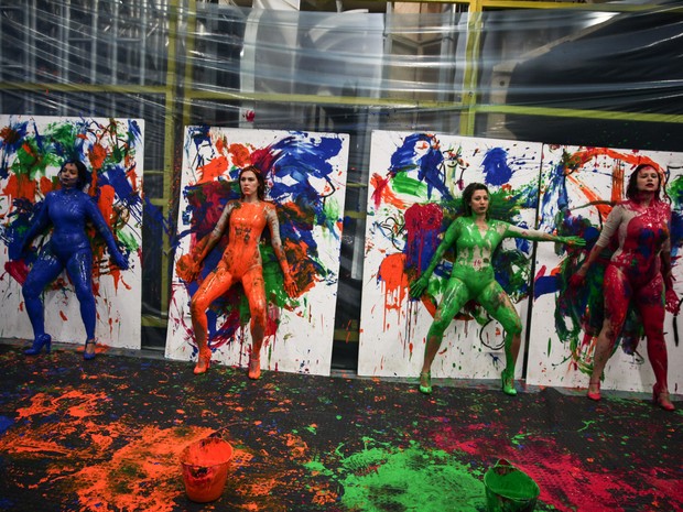 Coletivo Pi faz pintura de telas usando os corpos de mulheres  (Foto: Fábio Tito/G1)