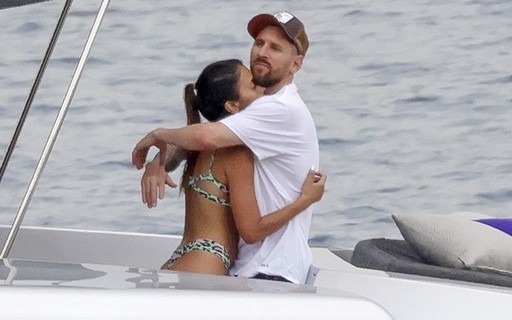 Messi e a mulher fazem passeio de barco durante férias em Ibiza, na Espanha