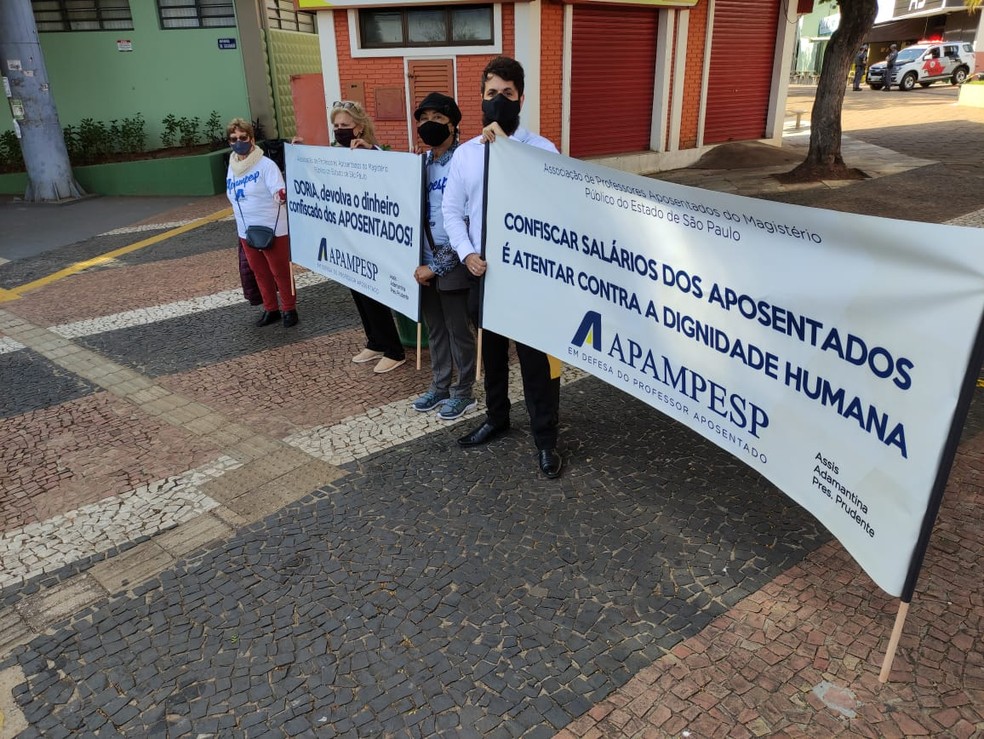 Grupo realizou protesto pacífico contra Doria em Presidente Prudente — Foto: Murilo Zara/TV Fronteira