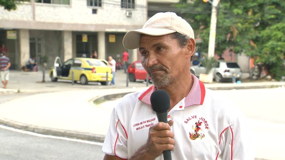 Raimundo Nonato precisou madrugar na fila da Receita Federal para conseguir atendimento — Foto: Reprodução/TV Globo
