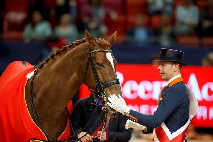Copa do Mundo de hipismo, adestramento, Hans Peter Minderhoud faz carinho em Glock's Flirt (Foto: Dirk Caremans / Divulgação FEI) Copa do Mundo de hipismo, adestramento, Hans Peter Minderhoud faz carinho em Glock's Flirt (Foto: Dirk Caremans / Divulgação FEI)