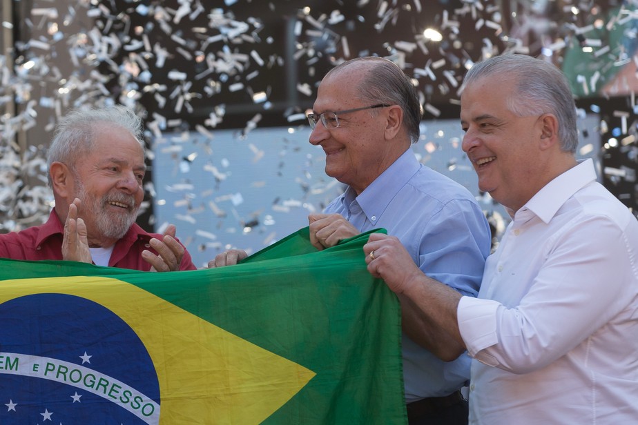 O ex-presidente Lula participa de ato político ao lado do seu vice e dos ex-governadores Geraldo Alckmin e Márcio França (PSB)
