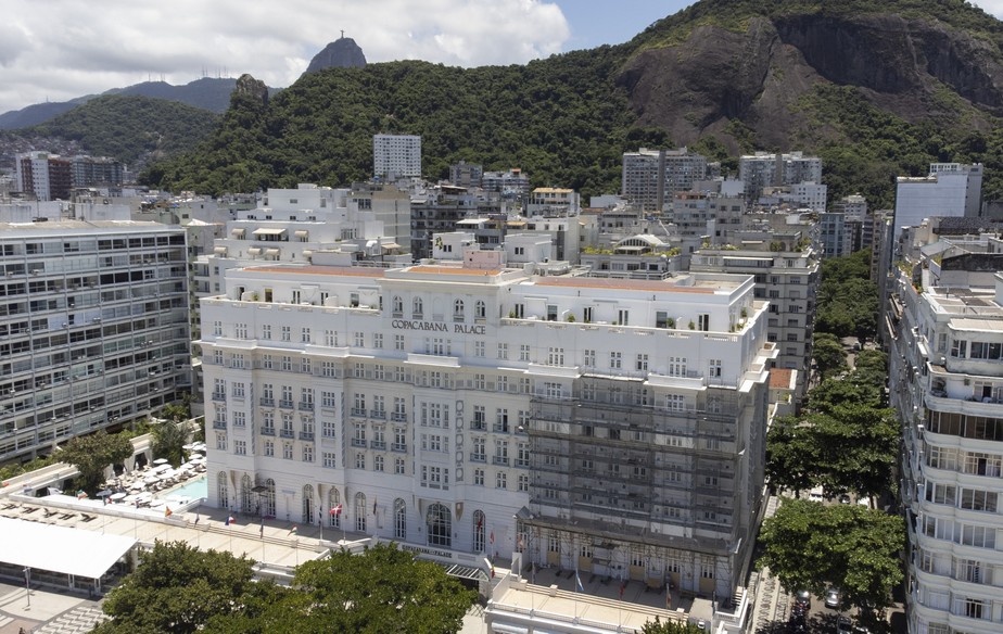 Obras de restauração na fachada do Hotel Copacabana Palace buscam recuperar elementos originais do tempo de sua inauguração, em 1923