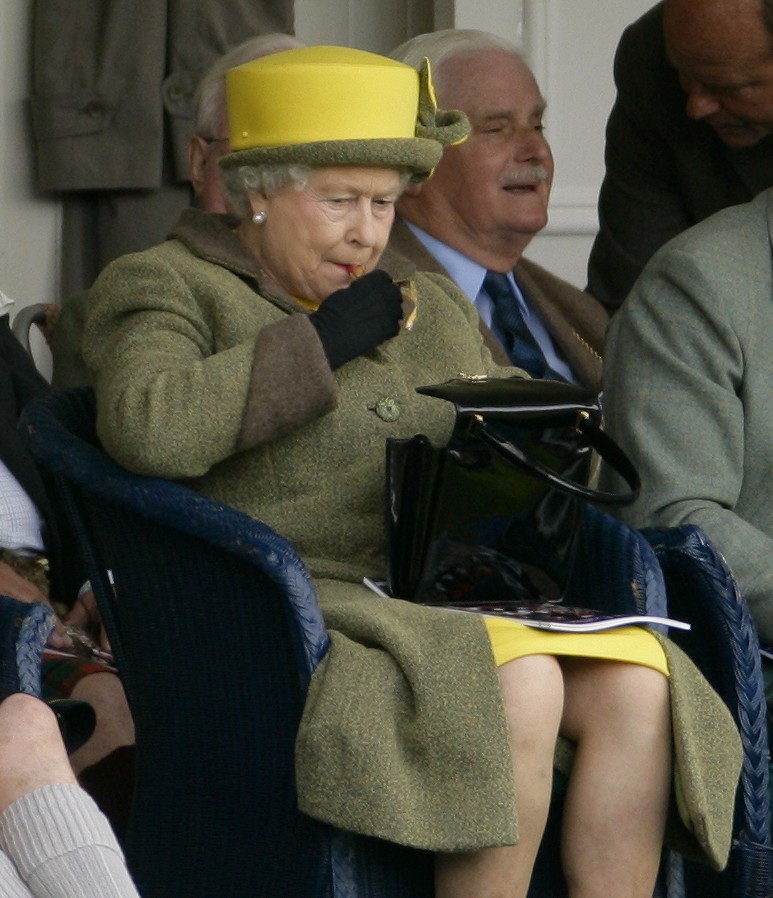 BRAEMAR, UNITED KINGDOM - SEPTEMBER 05: (EMBARGOED FOR PUBLICATION IN UK NEWSPAPERS UNTIL 48 HOURS AFTER CREATE DATE AND TIME) HM Queen Elizabeth II puts on her lipstick as she attends the 2009 Braemar Royal Highland Gathering, in The Princess Royal and D (Foto: Getty Images)