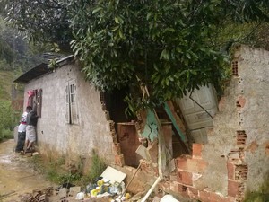 Parte da casa caiu na madrugada de domingo (13) ao ser atingida pela queda de barreira e vegetação (Foto: Reprodução/Grupo Tererepórter)