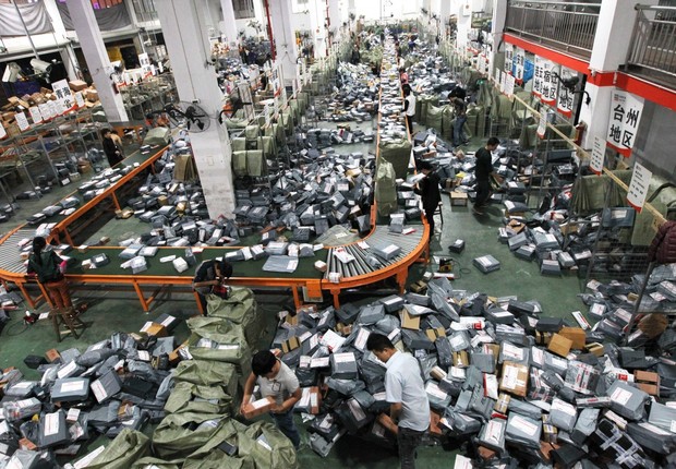 Pacotes e mais pacotes se acumulam em um depósito em Wenzhou, na província de Zhejiang, China, com pedidos feitos durante o Dia dos Solteiros (Foto: ChinaFotoPress via Getty Images)