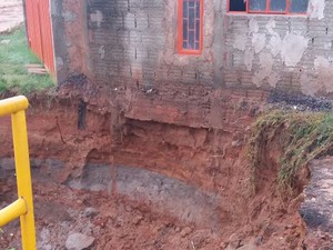 Casa está em área de risco em Presidente Venceslau (Foto: Paulo Roberto dos Santos/Cedida)