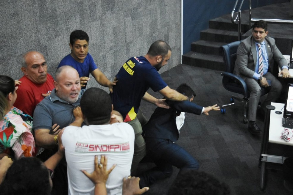 Durante a confusão, o vereador Deolindo Moura (PT) caiu no chão do plenário  — Foto: Jailson Soares/PoliticaDinamica.com