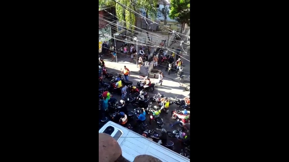 Mototaxistas buzinam juntos em protesto na Rocinha — Foto: Reprodução/TV Globo