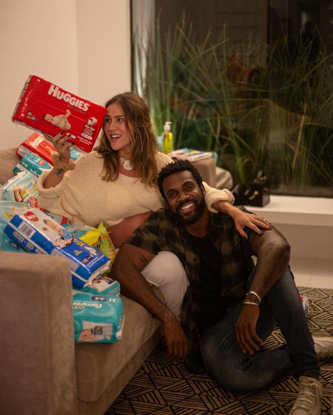Aline Becker e Rafael Zulu ganham chá de bebê surpresa (Foto: Reprodução/Instagram)