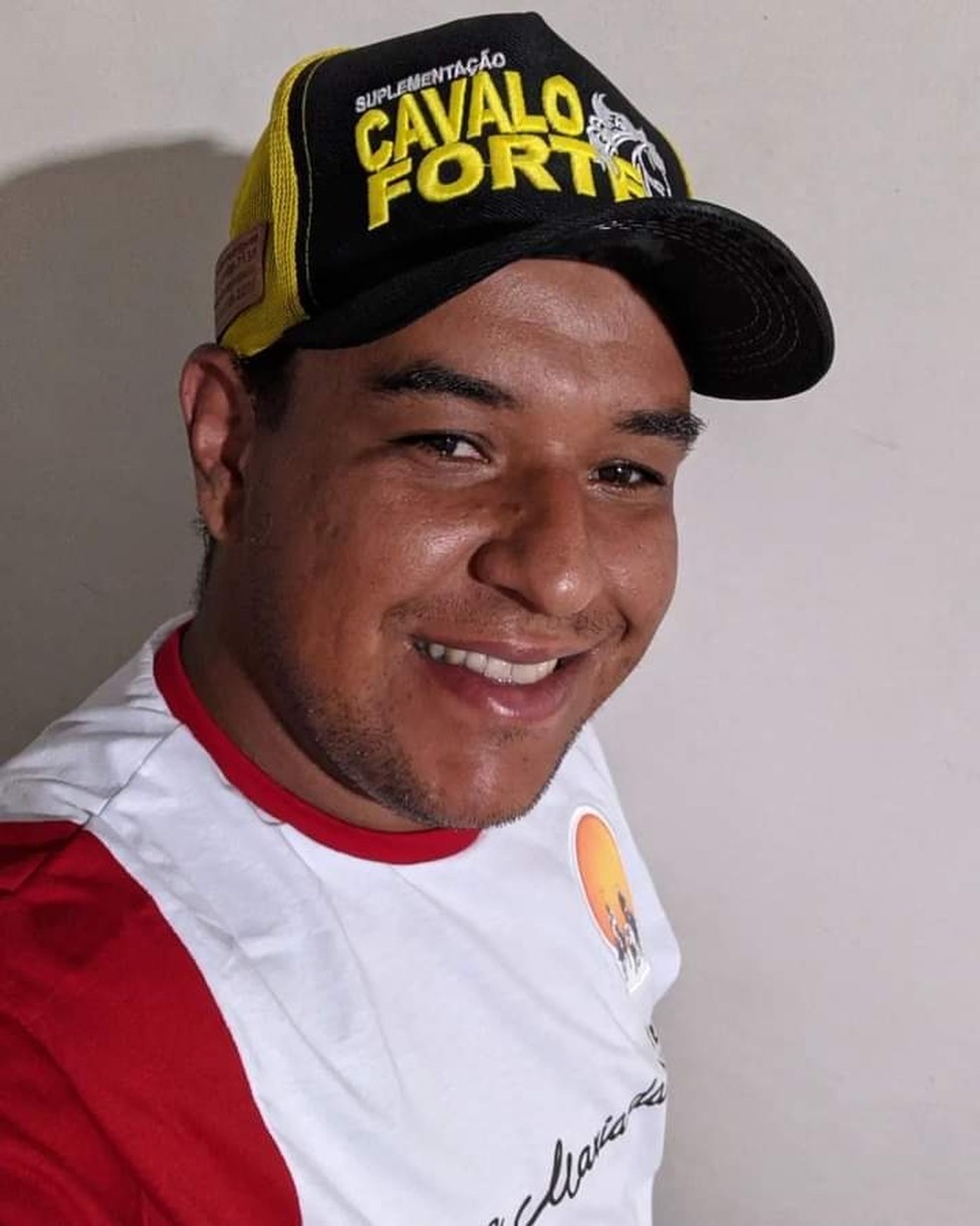 Vinicius Barbosa Maranhão morreu após ser atingido por uma árvore, enquanto dirigia — Foto: Reprodução/TV Cabo Branco