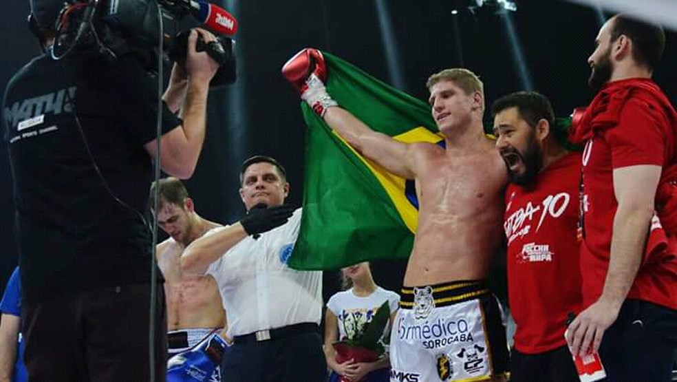 Felipe Micheletti comemora título mundial de Kickboxing  (Foto: Arquivo Pessoal)