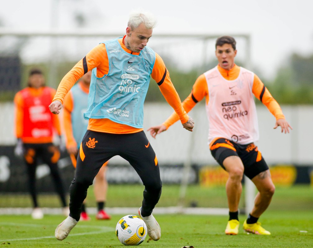 Róger Guedes e Mateus Vital no treino do Corinthians neste domingo — Foto: Rodrigo Coca/Ag. Corinthians