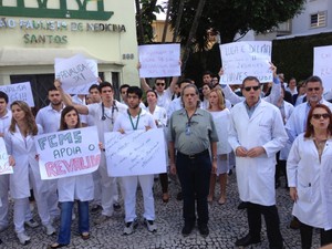 Médicos e estudantes protestam por melhorias na Saúde Pública em Santos (Foto: Mayara Rached/TV Tribuna)