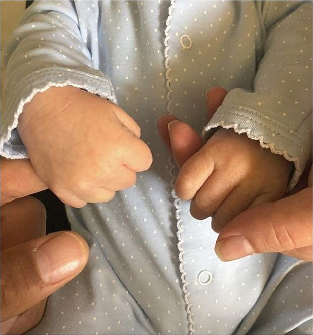 A primeira foto do bebê de Jeremy Meeks e Chloe Green (Foto: Instagram)