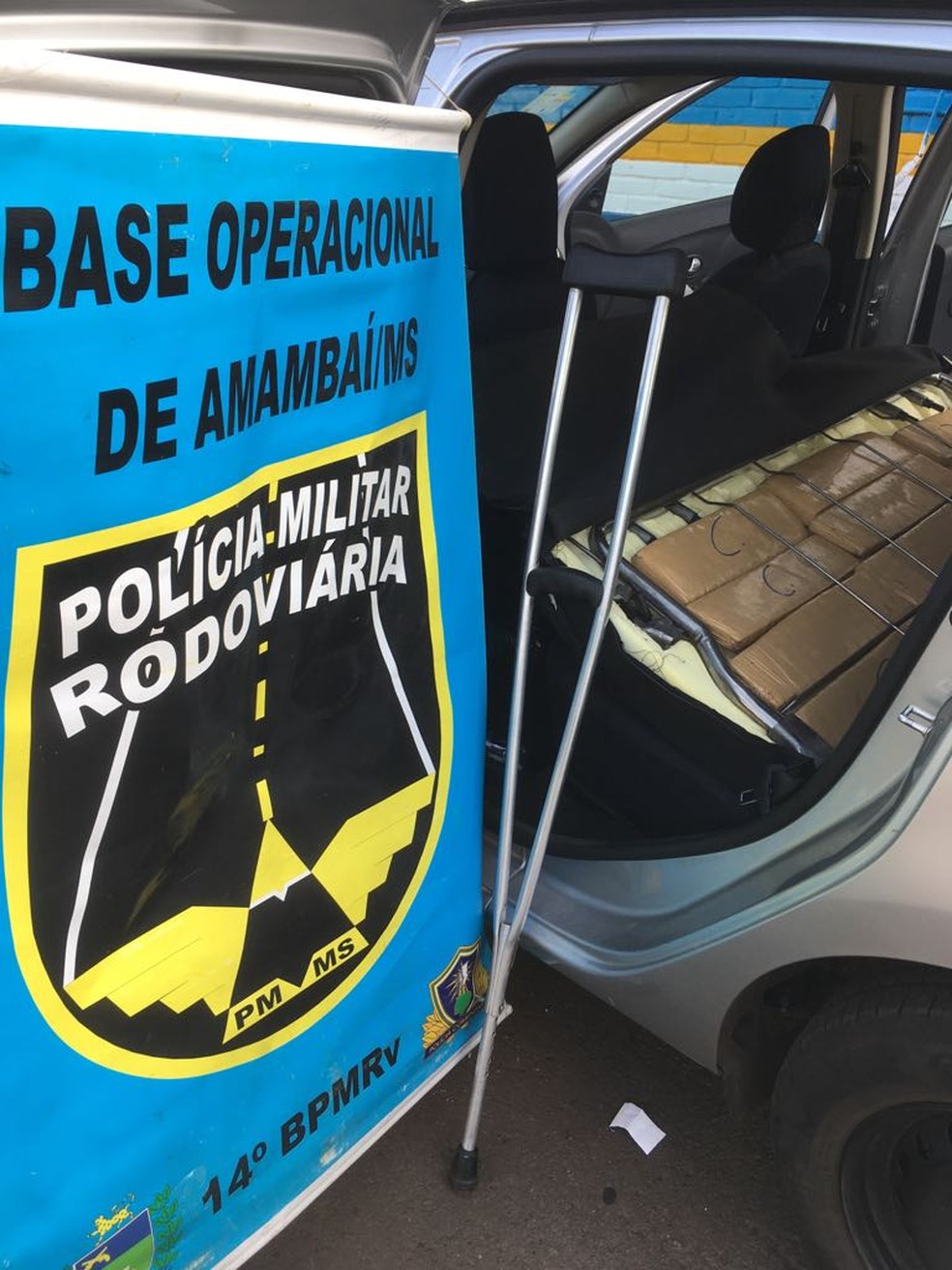 Tabletes de maconha escondidos no banco do veículo (Foto: PMR/ Divulgação)