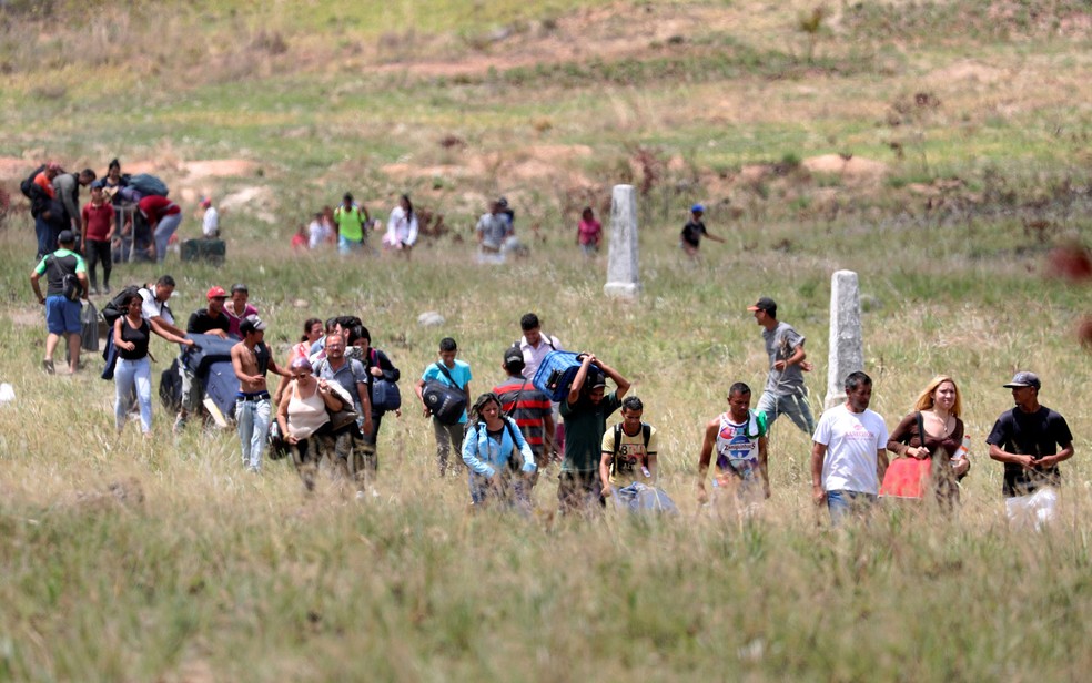 Venezuelanos e brasileiros estão recorrendo a caminhos alternativos após fechamento da fronteira — Foto: Ricardo Moraes/Reuters