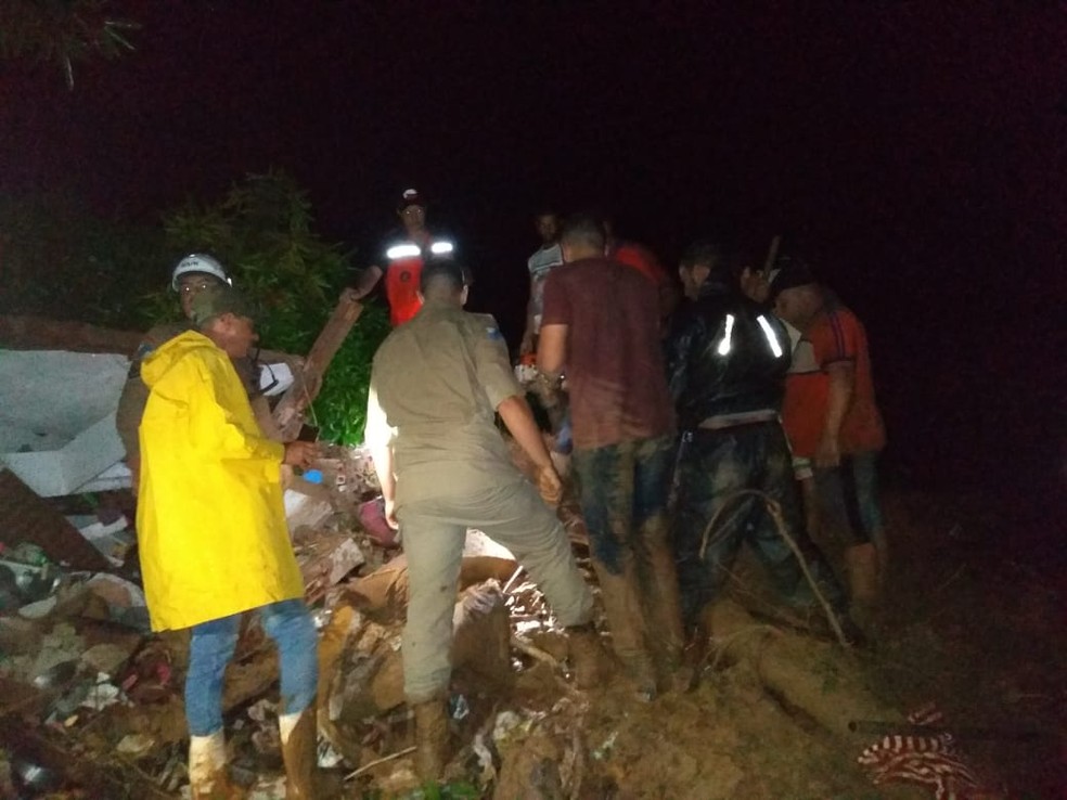 Duas pessoas morreram soterradas após deslizamento de terra em Italva, no RJ — Foto: Reprodução/Redes sociais
