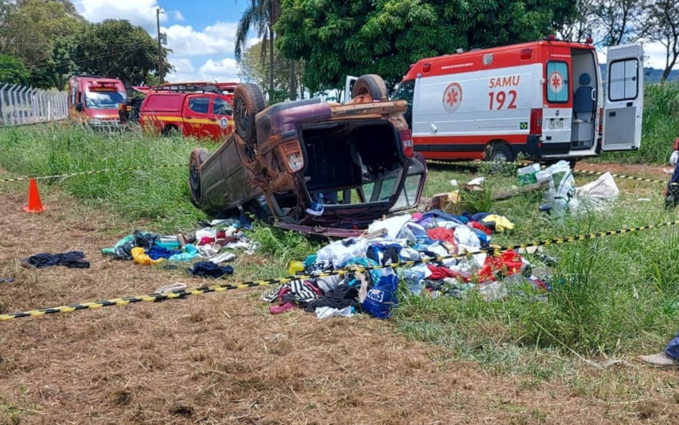 Mulher de 69 anos morreu após capotar o veículo na BR-369 em Campos Gerais (MG)  — Foto: Corpo de Bombeiros