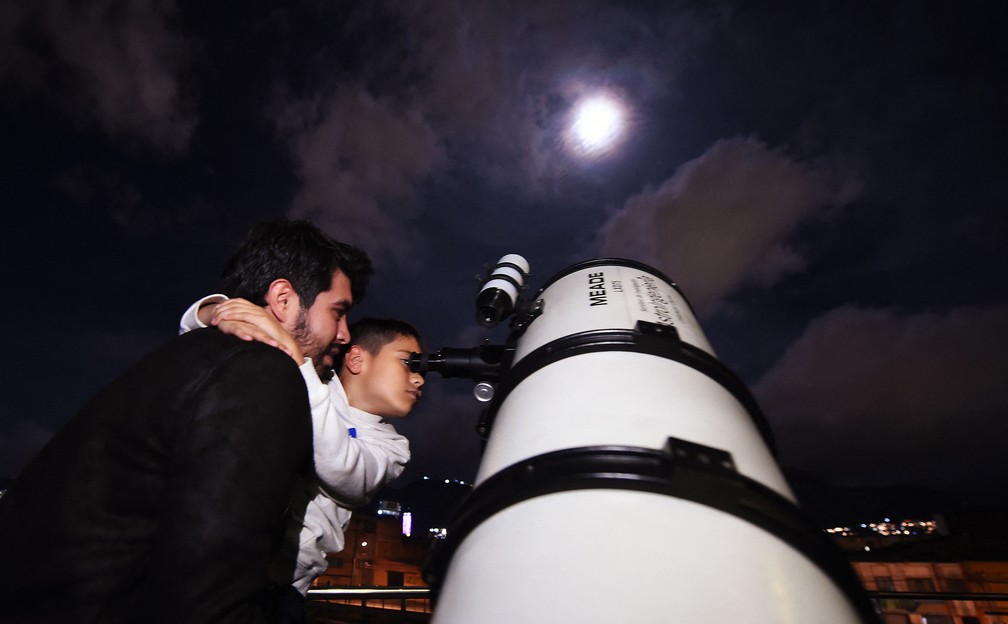A Lua em Bogotá — Foto: Daniel Muñoz / AFP Photo