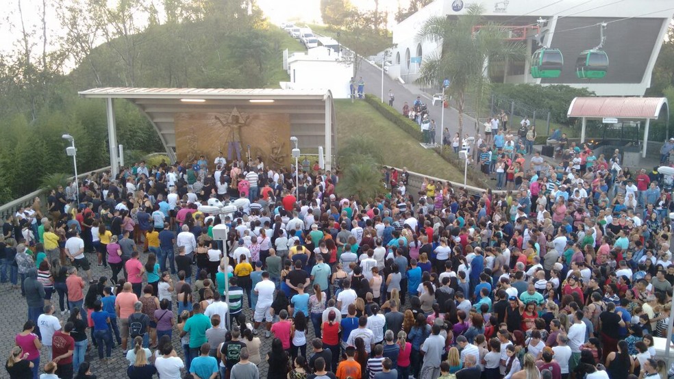 Fiéis se reúnem em oração no ponto mais alto do Morro do Cruzeiro (Foto: Wilson Silvaston/Arquivo pessoal)