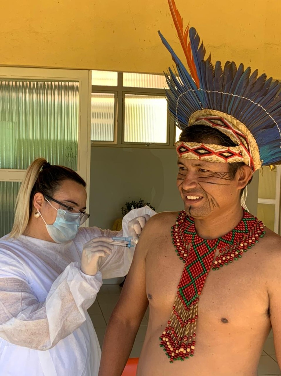 Índios foram os primeiros imunizados contra a Covid-19 em janeiro deste ano em Itapecerica; imagem de arquivo mostra a imunização na ocasião — Foto: Prefeitura de Itapecerica/Divulgação