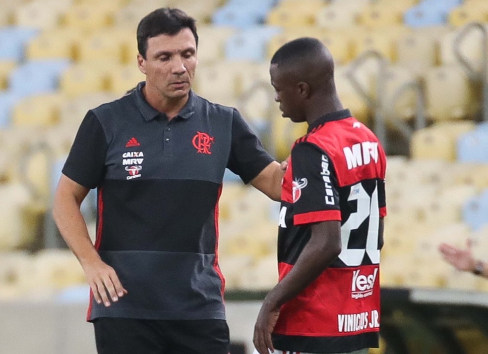 Vinicius conversa com Zé Ricardo antes de entrar no jogo (Foto: Gilvan de Souza)