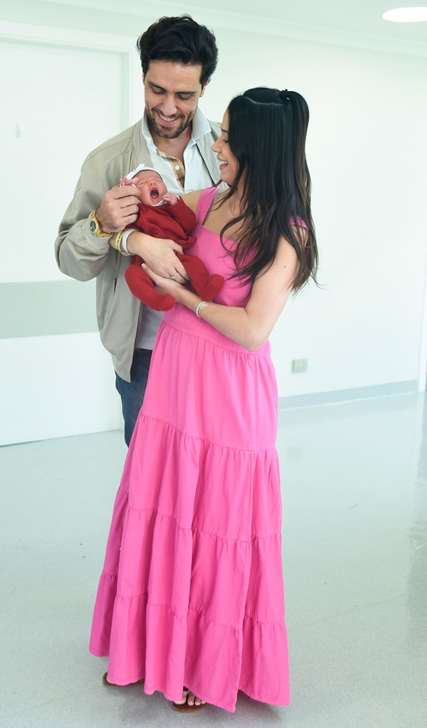 Thiago Arancam deixa a maternidade com a pequena Angelina nos braços, ao lado da esposa Aline Frare, e o filho Diego Arancam (Foto: Leo Franco / AgNews)