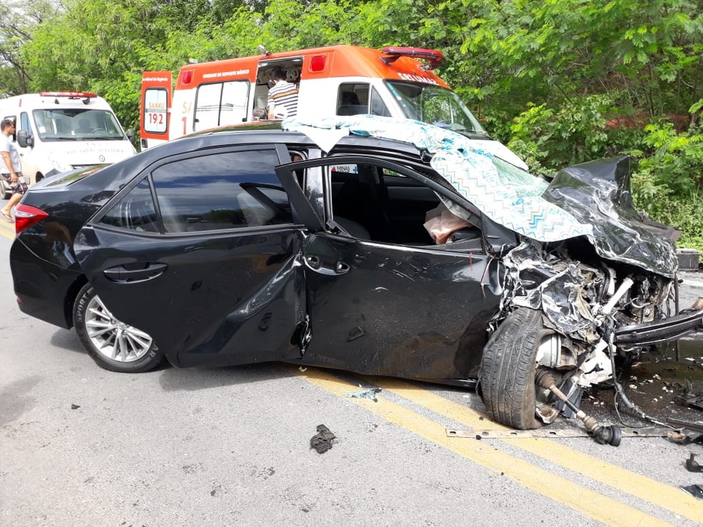 Três pessoas viajavam no outro carro que se envolveu no acidente na MGC-122 — Foto: Wagner Oliva