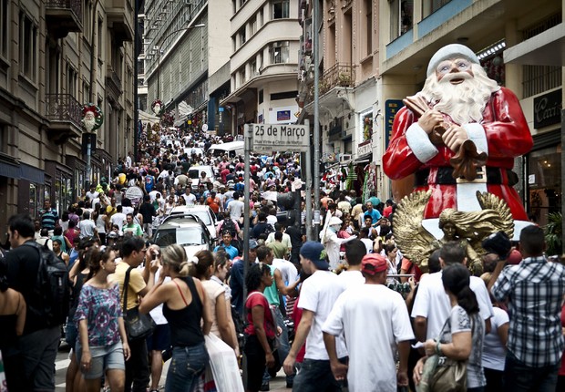 O movimento na Rua 25 de Março, maior centro de comércio popular de São Paulo (Foto: Marcelo Camargo/Agência Brasil)