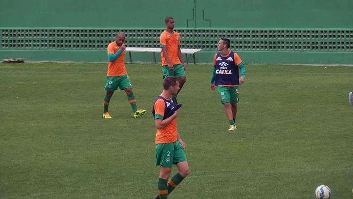 Túlio de Melo é preservado, e Bruno Rangel treina no time titular da Chape