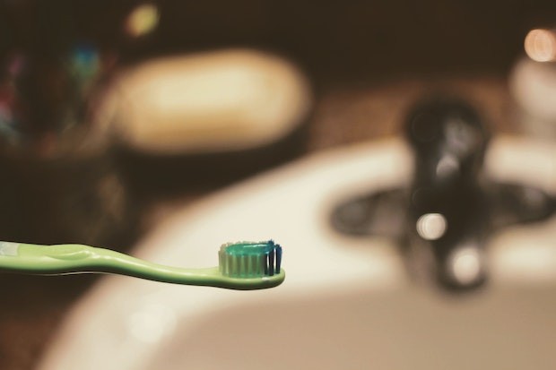 O microplástico também está presente em itens de higiene e beleza, como pastas de dente e esfoliantes  (Foto: Unsplash / Joshua Hoehne / CreativeCommons)