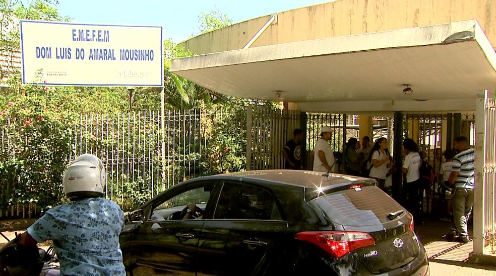 Pais denunciam falta de livros didáticos na escola Dom Luis do Amaral ...