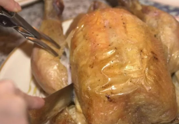 Para evitar propagação da bactéria, frango deve ser bem cozido (Foto: BBC News)