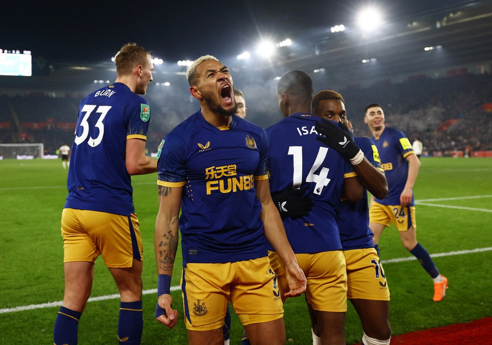 Joelinton comemora seu gol pelo Newcastle contra o Southampton na Copa da Liga Inglesa — Foto: David Klein/Reuters