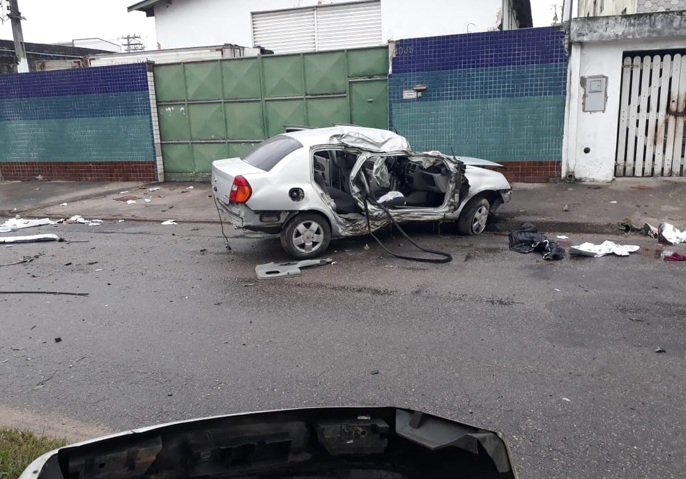 Carro ficou completamente destruÃ­do apÃ³s acidente em SÃ£o Vicente, SP (Foto: Nina Barbosa/G1)