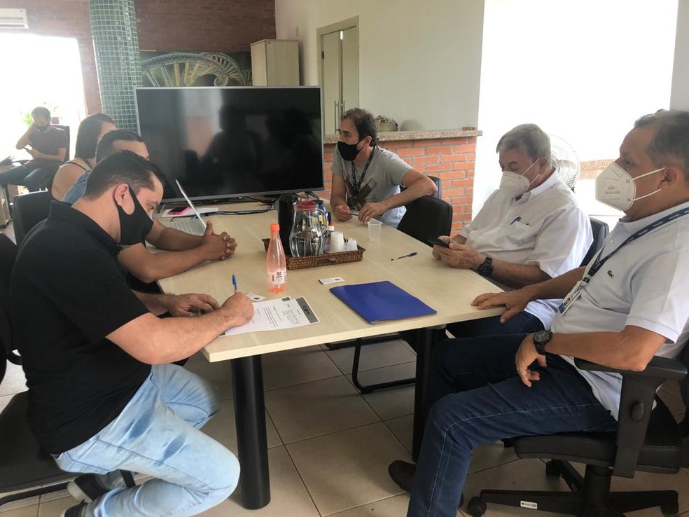 Prefeitura de Uberaba assina ordem de serviço de empresa para vigilância do Centro de Inovação — Foto: Prefeitura de Uberaba/Divulgação
