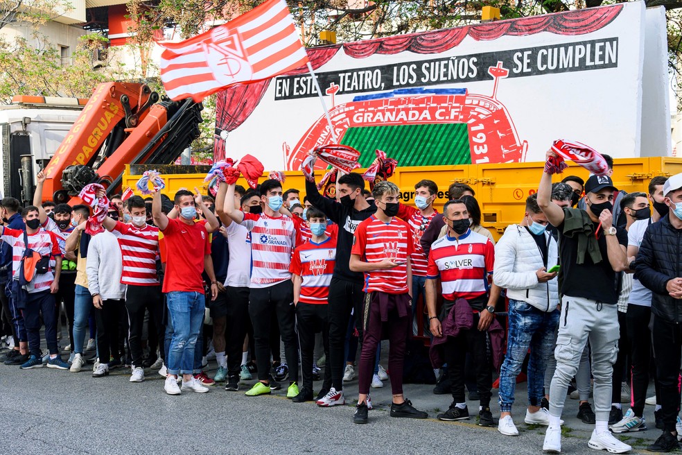 Aglomeração de torcedores do Granada perto do Estádio Nuevo Los Cármenes — Foto: EFE/ Miguel Ángel Molina