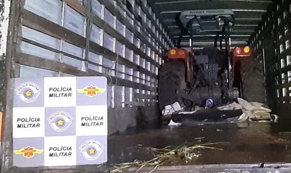 Trator foi encontrado dentro de caminhão — Foto: Polícia Militar Rodoviária/Divulgação