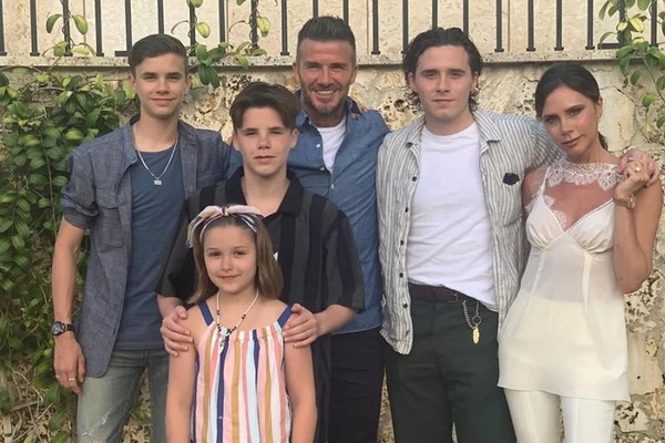 David Beckham e Victoria Beckham com seus quatro filhos: Brooklyn, Romeo, Cruz e Harper (Foto: Reprodução / Instagram)