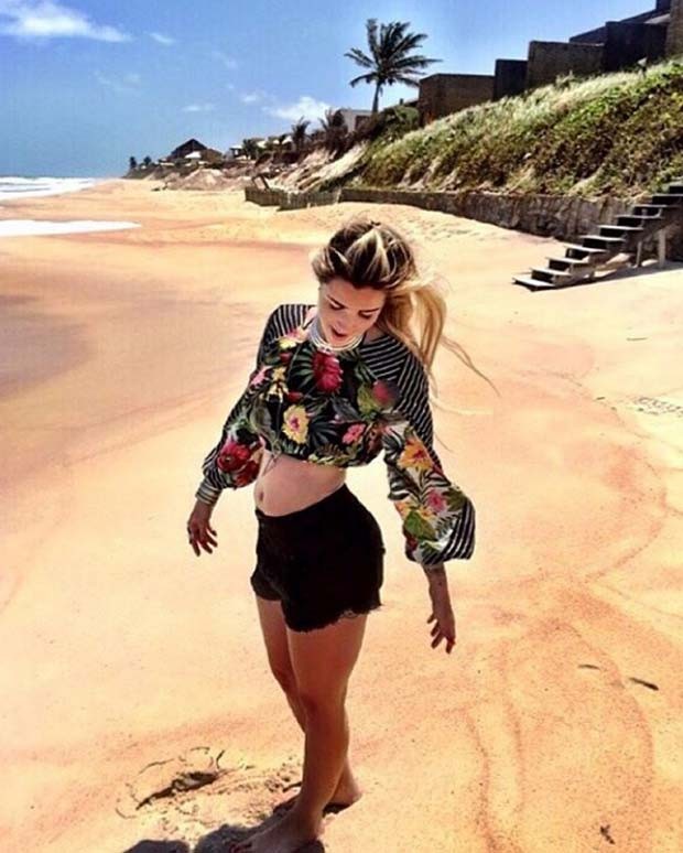 Aline exibe barriguinha em dia de sol na praia (Foto: Reprodução / Instagram)