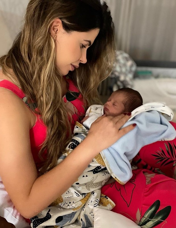 Cacau Colucci e o filho recém-nascido, Arthur (Foto: Reprodução/Instagram)